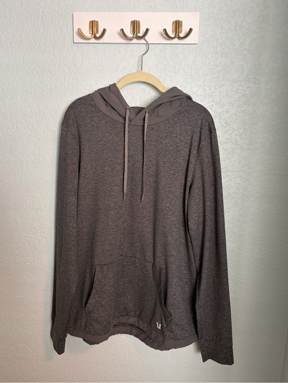 Vuori Men's Hoodie in Charcoal Gray Size L